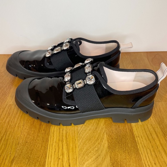 Roger Vivier Walky Viv Strass Buckle sneaker in Patent Leather in black. - Picture 6 of 8